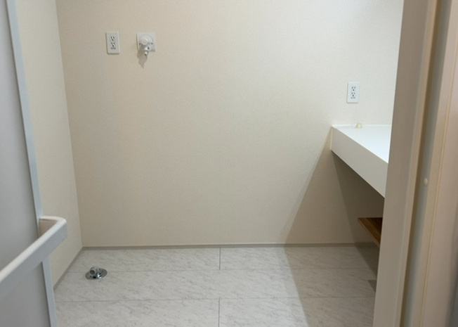 【脱衣所】 | 多くの戸建て住宅で見かける洗面脱衣所は、洗面台と洗濯機が2畳ほどのスペースに並べられていて、洗面所が脱衣所を兼ね備えている間取りが一般的です。お客様が利用することもある、パブリックな空間でもあります。