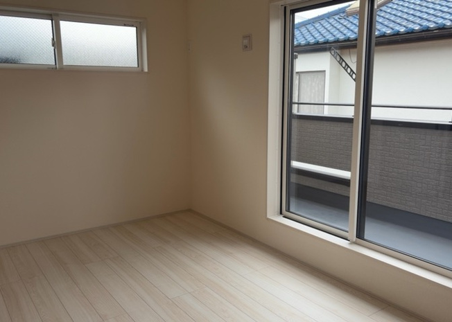 【寝室】 | 寝室でゆっくりと過ごすためにはベッド周りの適度な空間を担保することや窓の位置、照明の明るさ、寝室の広さなどを考える必要があります。自身や家族の構成とライフスタイルに併せて寝室にする部屋を選びましょう！