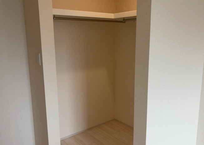 【収納】 | デザイン性を重視しすぎて収納が少なかった！なんてことにならないため、事前に現地で収納の数を確認しておくことをお勧めします。クローゼット以外にも床下収納や屋根裏収納、パントリーなどもチェックしましょう。