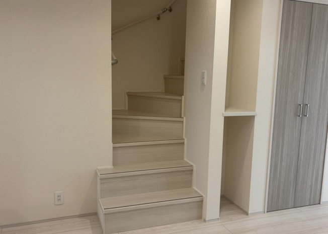 【内装】 | 建物の上下階の通路である階段は、その位置によって動線や室内の印象が大きく左右されます。手摺にも重要な役割があり、転倒の防止・歩行や動作を円滑にして日常生活を支えることを主な目的として設置されています。