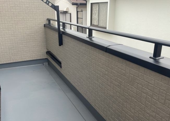 【バルコニー】 | バルコニーは、室外の専用スペースのうち、「屋根がなく開放された空間」であるものを指します。ベランダより広いタイプのものが多く、日当たりもよいため家庭菜園などを楽しみたい人にとって適した環境となります。