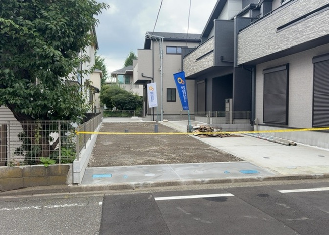 【前面道路含む現地写真】 | 住宅用の土地では前面道路に2m以上接していなければならないと法律で定められています。しかし、お持ちの車のサイズやライフスタイルなどにより、2mでは利便が悪い場合もございますので、事前に確認しましょう。