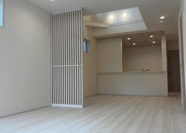 【居間・リビング】 | L型アイランドタイプは、キッチンからダイニングにもリビングにも目が行き届くので、とても使いやすい配置です。L字型独立タイプは、キッチンを独立させてるためLDKというよりもLDといった様なイメージです。