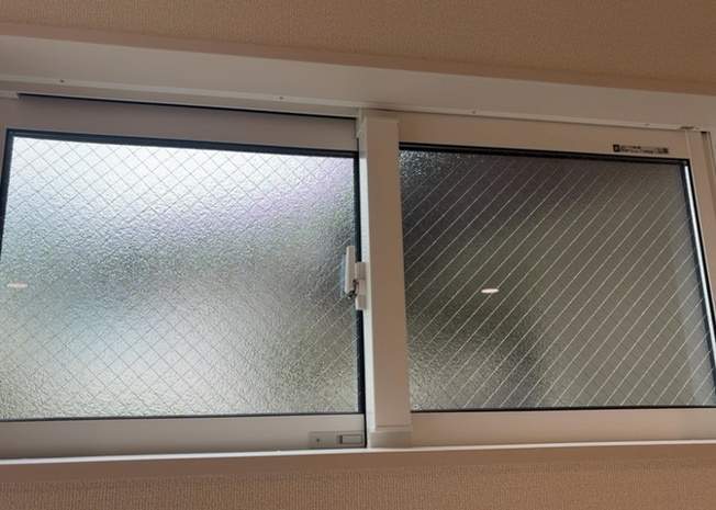 【内装】 | サッシとは、ガラス窓に使用される金属製の窓枠のことです。一般的に住宅建築では、金属製建具工事の段階で備え付けるもので、ガラス類や玄関、バスルームのスチール製のドアなどと同じタイミングで工事を行います。