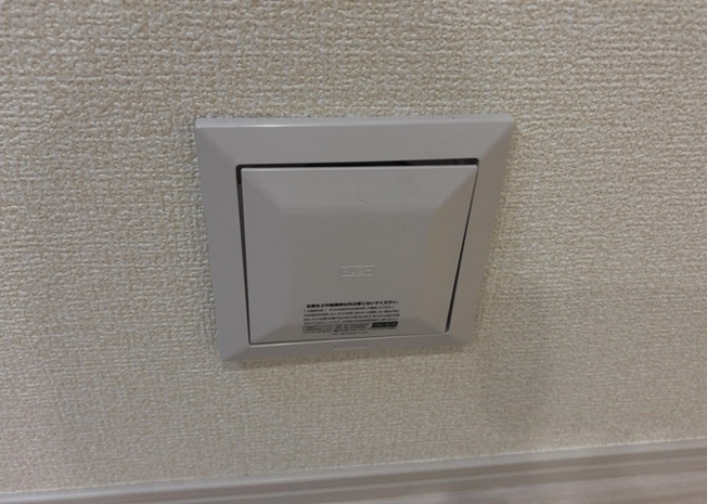 【冷暖房・空調設備】 | 1日中建物内の換気が行われるように設計された仕組みです。気密性の高い住宅は、家に籠った空気でシックハウス症候群になる可能性がありますが、24時間換気システムであれば計画的な換気で対策が可能です。