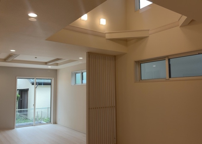 【居間・リビング】 | 直線タイプはLとDKを一直線に並べた形で対面キッチンのタイプです。一般的なのでよく見かけるかもしれません。直線タイプに似た直接アイランドタイプは、キッチンとダイニングの間に壁がない分広く感じられます。