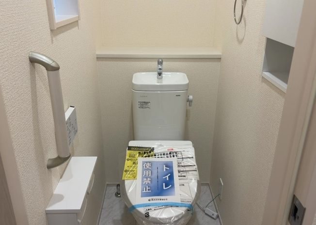 【トイレ】 | トイレは大きさや形、機能、抗菌性などが異なる多種多彩なタイプが各メーカーから出ています。それぞれに良さがあるため、事前にどういったタイプのトイレがいいのかをご家庭内で決めて、内見に行くといいでしょう。