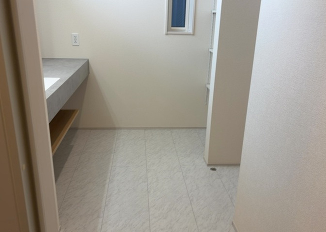 【脱衣所】 | 多くの戸建て住宅で見かける洗面脱衣所は、洗面台と洗濯機が2畳ほどのスペースに並べられていて、洗面所が脱衣所を兼ね備えている間取りが一般的です。お客様が利用することもある、パブリックな空間でもあります。