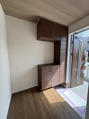 【玄関】 | 福岡市南区長住5丁目第8　1号棟（全3棟）【仲介手数料無料・0円】 | 施工例。施工例は完成時と異なる場合があります。