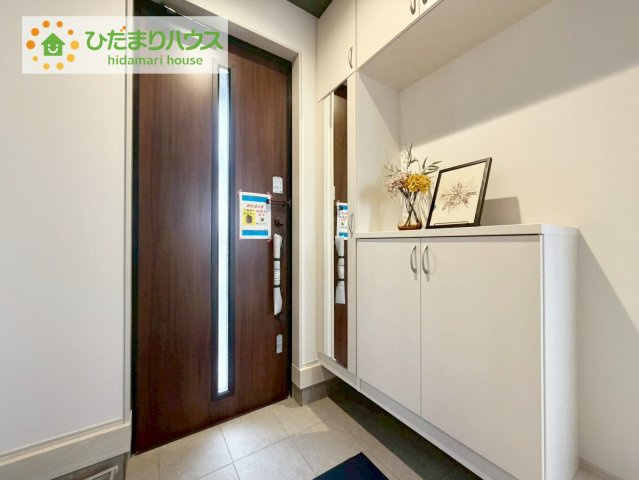 郡山市片平町モデル棟　新築戸建　3号棟の玄関|収納スペースが広いため、布団や季節家電など大型のものを収納できますね