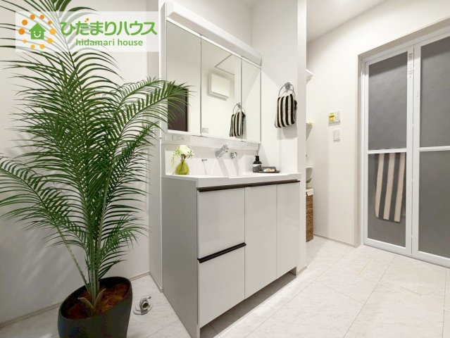郡山市片平町モデル棟　新築戸建　3号棟の独立洗面台|大きな三面鏡の独立洗面。鏡の後ろは収納となっているのでスッキリと整理できます！