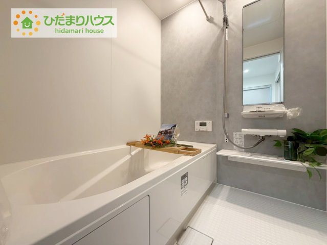 郡山市片平町モデル棟　新築戸建　3号棟の浴室|浴室には窓があり、換気が良好です。リラックスできるバスタイムを楽しむことができ、心地よい空間を提供します。