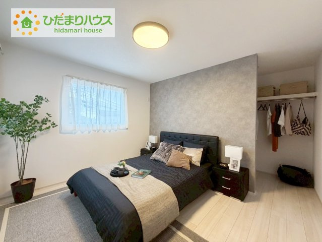 郡山市片平町モデル棟　新築戸建　3号棟の寝室|ゆとりのあるクローゼットが付いているので、お部屋もスッキリ片付き、朝の身支度もスムーズにできます。バルコニーと繋がるお部屋ですのでお布団などの大きな洗濯物もそのまま干して便利♪