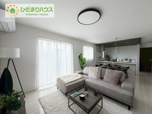 郡山市片平町モデル棟　新築戸建　3号棟の居間・リビング|家族との大切な時間を多く過ごすリビング。ゆったりとした広さのある空間で会話も弾みます♪大きい窓からは明るい日差しが差し込みます。居心地の良いリビングでおうち時間を楽しんで！