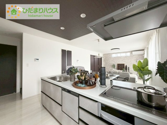 郡山市片平町モデル棟　新築戸建　3号棟のキッチン|お子様とお料理するにもゆとりがあります♪傷がつきにくいのも特徴♪