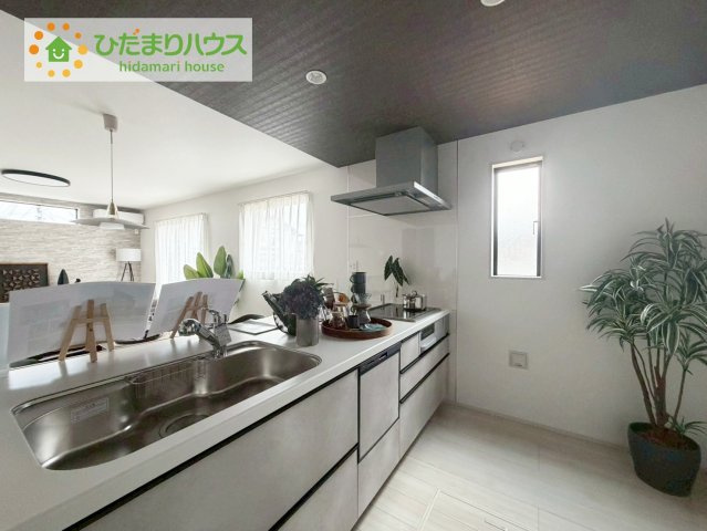 郡山市片平町モデル棟　新築戸建　3号棟のキッチン|3口コンロと収納豊富なキッチンで、ママの毎日のお料理もはかどります☆