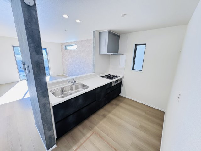 松戸市松戸新築戸建のキッチン|お手入れしやすいレンジフード・シンクの水栓には浄水器がついてます！