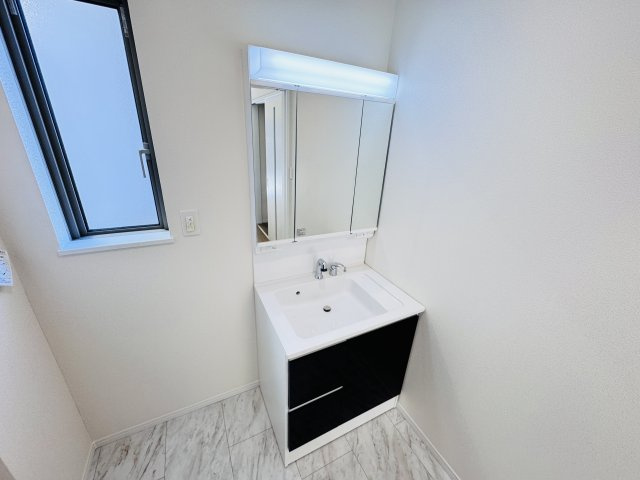 松戸市松戸新築戸建の独立洗面台|シャワーヘッド付き三面鏡洗面化粧台