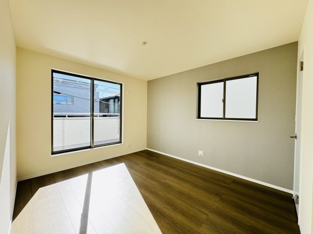 松戸市松戸新築戸建の寝室|7.5帖寝室・アクセントクロス・南側バルコニー前の明るいお部屋です♪