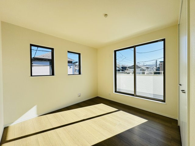 松戸市松戸新築戸建の子供部屋|6.06帖洋室・南側バルコニー前の明るいお部屋です♪