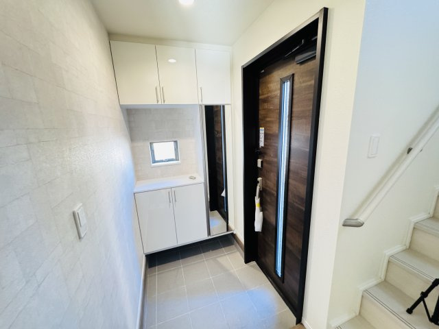 松戸市松戸新築戸建の玄関|玄関ホール・ミラー付きシューズボックス