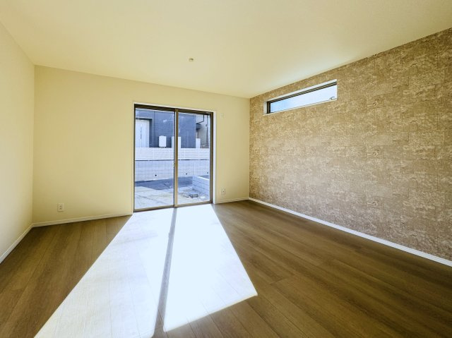 松戸市松戸新築戸建の居間・リビング|16.37帖リビングダイニングキッチン・アクセントクロス