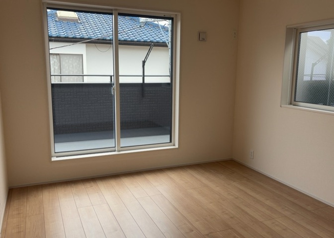 【寝室】 | 寝室でゆっくりと過ごすためにはベッド周りの適度な空間を担保することや窓の位置、照明の明るさ、寝室の広さなどを考える必要があります。自身や家族の構成とライフスタイルに併せて寝室にする部屋を選びましょう！