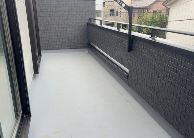 【バルコニー】 | バルコニーは、室外の専用スペースのうち、「屋根がなく開放された空間」であるものを指します。ベランダより広いタイプのものが多く、日当たりもよいため家庭菜園などを楽しみたい人にとって適した環境となります。