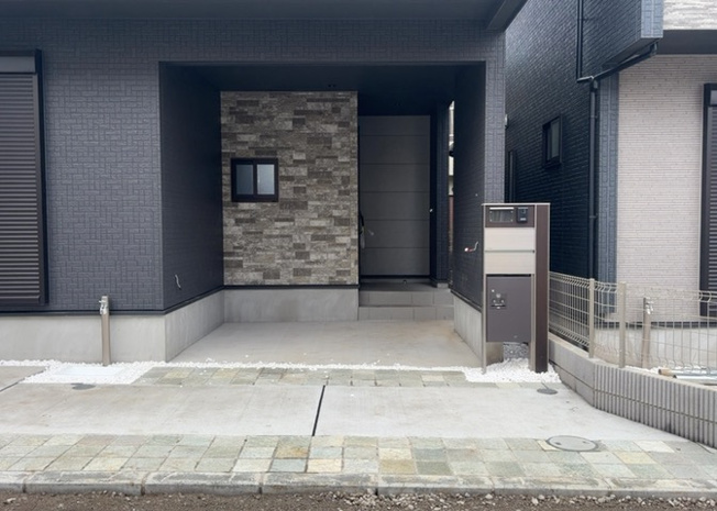 【駐車場】 | 駐車場と明記されていても、最小スペースでつくられた駐車場だと大型車は駐車できなかったり、出入りしにくくなったりする可能性があります。お車のサイズと購入したい物件の駐車場のサイズを現地で確認しましょう。