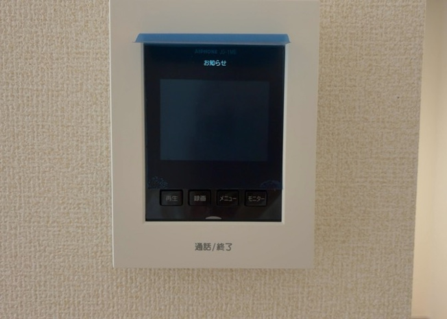 【セキュリティ】 | モニターで来訪者を確認して、目的が分からない場合はインターホンを通じて室内から会話することができます。怪しいと感じた場合はインターホン越しにお帰りいただくことができるので、直接会うことがなく安全です。