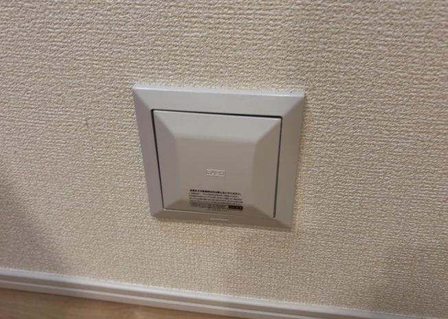 【冷暖房・空調設備】 | 1日中建物内の換気が行われるように設計された仕組みです。気密性の高い住宅は、家に籠った空気でシックハウス症候群になる可能性がありますが、24時間換気システムであれば計画的な換気で対策が可能です。