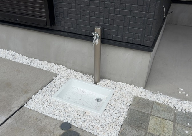 【設備】 | 敷地内には、散水栓や立水栓があります。水道水を直接利用できるため、水を運ぶ手間を省くことが出来ます。大量の水を必要とする洗車作業や清掃などに役立ちます。その他設備とあわせて、現地でご確認ください。