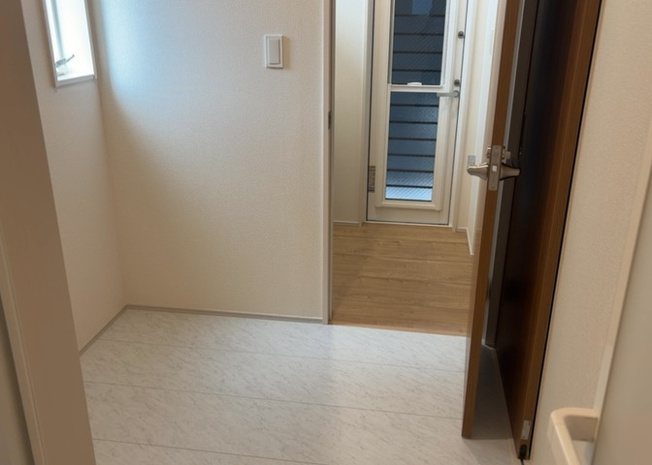 【脱衣所】 | 多くの戸建て住宅で見かける洗面脱衣所は、洗面台と洗濯機が2畳ほどのスペースに並べられていて、洗面所が脱衣所を兼ね備えている間取りが一般的です。お客様が利用することもある、パブリックな空間でもあります。