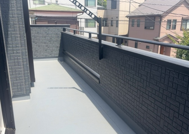 【バルコニー】 | バルコニーは、室外の専用スペースのうち、「屋根がなく開放された空間」であるものを指します。ベランダより広いタイプのものが多く、日当たりもよいため家庭菜園などを楽しみたい人にとって適した環境となります。