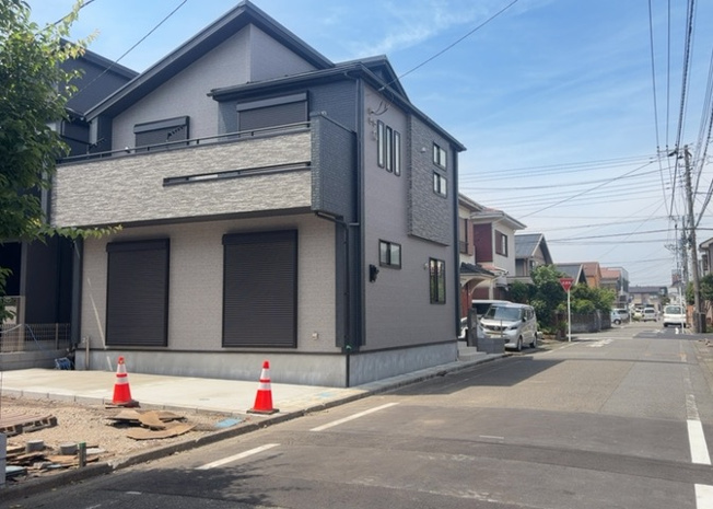 【前面道路含む現地写真】 | 住宅用の土地では前面道路に2m以上接していなければならないと法律で定められています。しかし、お持ちの車のサイズやライフスタイルなどにより、2mでは利便が悪い場合もございますので、事前に確認しましょう。
