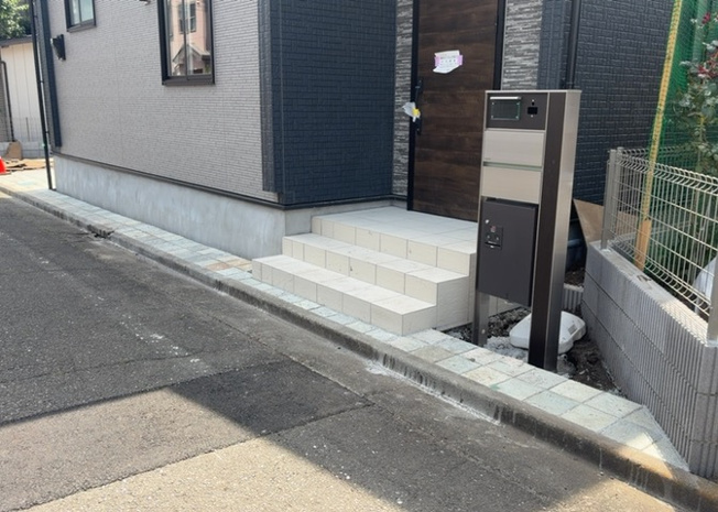 【庭】 | 庭があることでガーデニングや家庭菜園はもちろん、こどもの遊び場やペットを放して遊ぶことができます。また、家の周囲に余裕があるということです。隣地との間があれば、十分な日当たりと、風通しが確保できます。