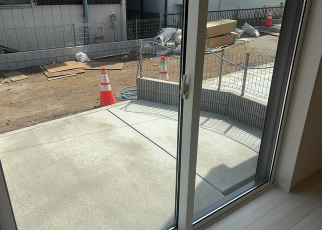 【内装】 | サッシとは、ガラス窓に使用される金属製の窓枠のことです。一般的に住宅建築では、金属製建具工事の段階で備え付けるもので、ガラス類や玄関、バスルームのスチール製のドアなどと同じタイミングで工事を行います。