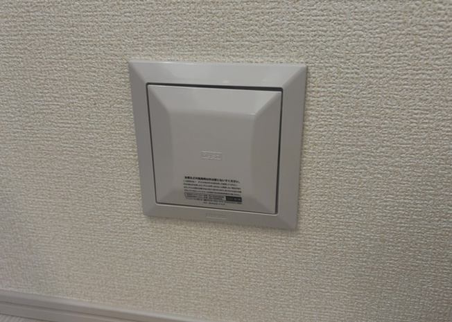 【冷暖房・空調設備】 | 1日中建物内の換気が行われるように設計された仕組みです。気密性の高い住宅は、家に籠った空気でシックハウス症候群になる可能性がありますが、24時間換気システムであれば計画的な換気で対策が可能です。