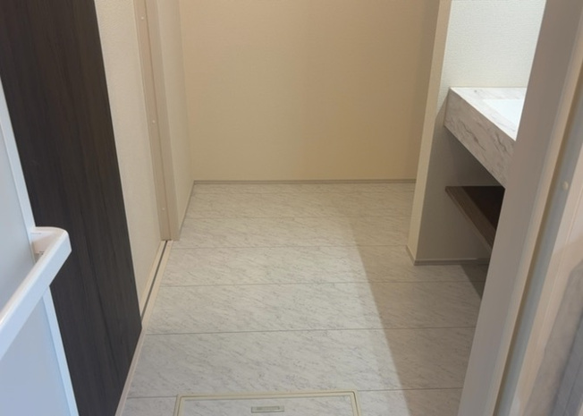 【脱衣所】 | 多くの戸建て住宅で見かける洗面脱衣所は、洗面台と洗濯機が2畳ほどのスペースに並べられていて、洗面所が脱衣所を兼ね備えている間取りが一般的です。お客様が利用することもある、パブリックな空間でもあります。