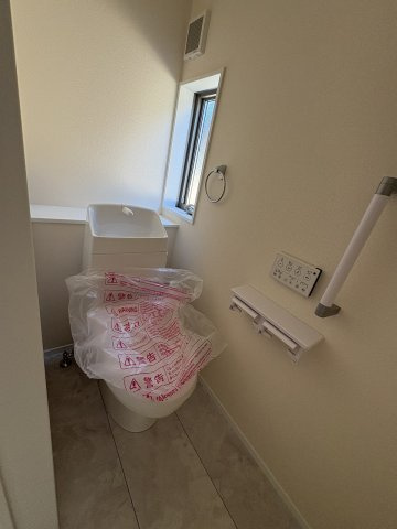 【内装】 | 福岡市南区長住5丁目第8　2号棟（全3棟）【仲介手数料無料・0円】 | 施工例。2階にもトイレです。施工例は完成時と異なる場合があります。