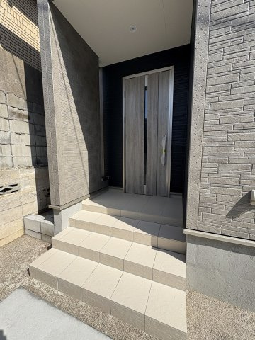 【玄関】 | 福岡市南区長住5丁目第8　2号棟（全3棟）【仲介手数料無料・0円】 | 施工例。施工例は完成時と異なる場合があります。