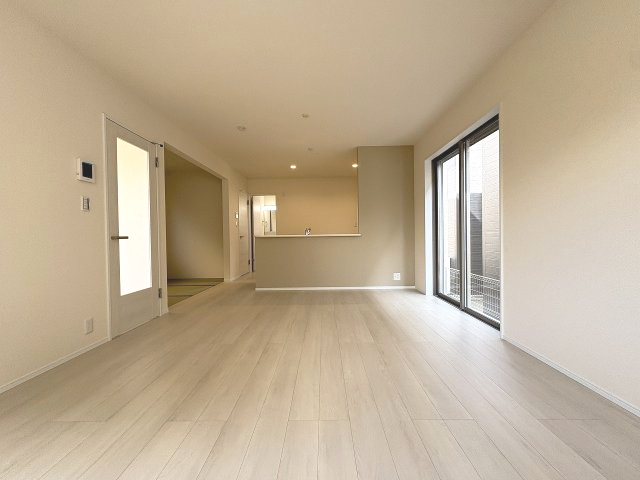 【内装】 | 福岡市南区長住5丁目第8　2号棟（全3棟）【仲介手数料無料・0円】 | 施工例。リビングです。施工例は完成時と異なる場合があります。