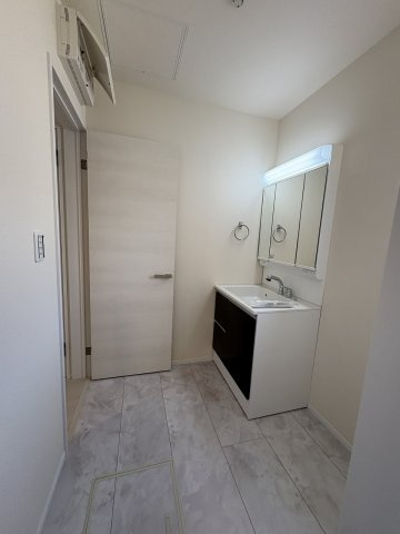 【洗面所】 | 福岡市南区長住5丁目第8　2号棟（全3棟）【仲介手数料無料・0円】 | 施工例。施工例は完成時と異なる場合があります。