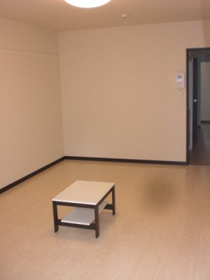 【居間・リビング】 | レオネクストやまとⅡ | 居間です