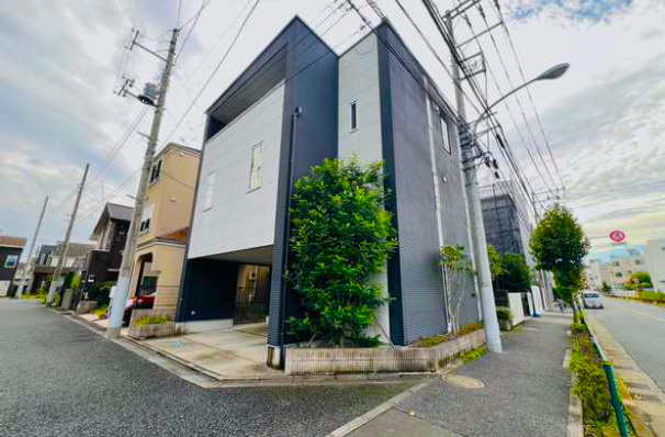 練馬区上石神井南町　2010年築×注文住宅　新規リフォーム戸建の外観|2010年築の注文住宅♪駐車スペース3台分♪開放的な角地に面した新規リフォーム戸建の誕生です♪