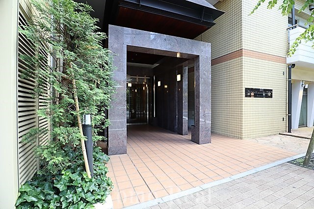 レジディア六本木檜町公園のエントランス