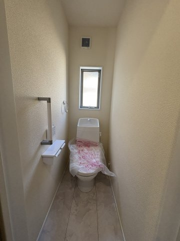 【内装】 | 福岡市南区長住5丁目第8　3号棟（全3棟）【仲介手数料無料・0円】 | 施工例。1階のトイレです。施工例は完成時と異なる場合があります。