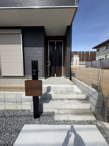 【玄関】 | 福岡市南区長住5丁目第8　3号棟（全3棟）【仲介手数料無料・0円】 | 施工例。施工例は完成時と異なる場合があります。