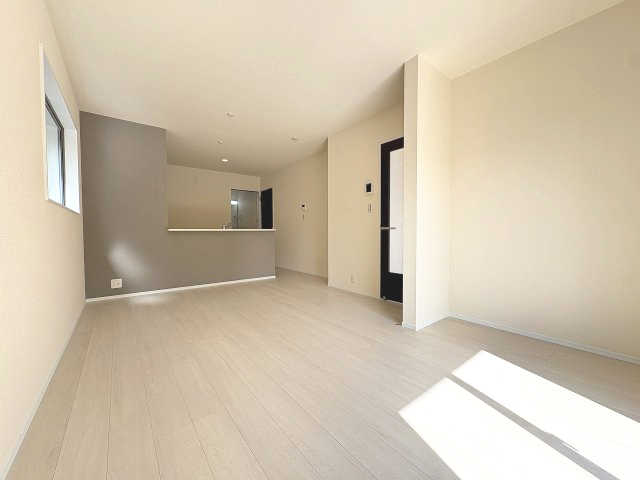 【居間・リビング】 | 福岡市南区長住5丁目第8　3号棟（全3棟）【仲介手数料無料・0円】 | 現地写真。リビングです。