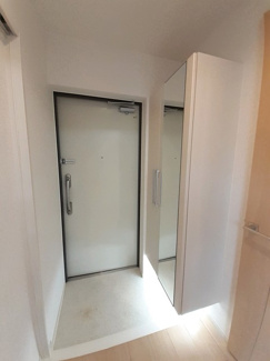 【玄関】 | プリムローズ宝町 | 収納もある玄関です